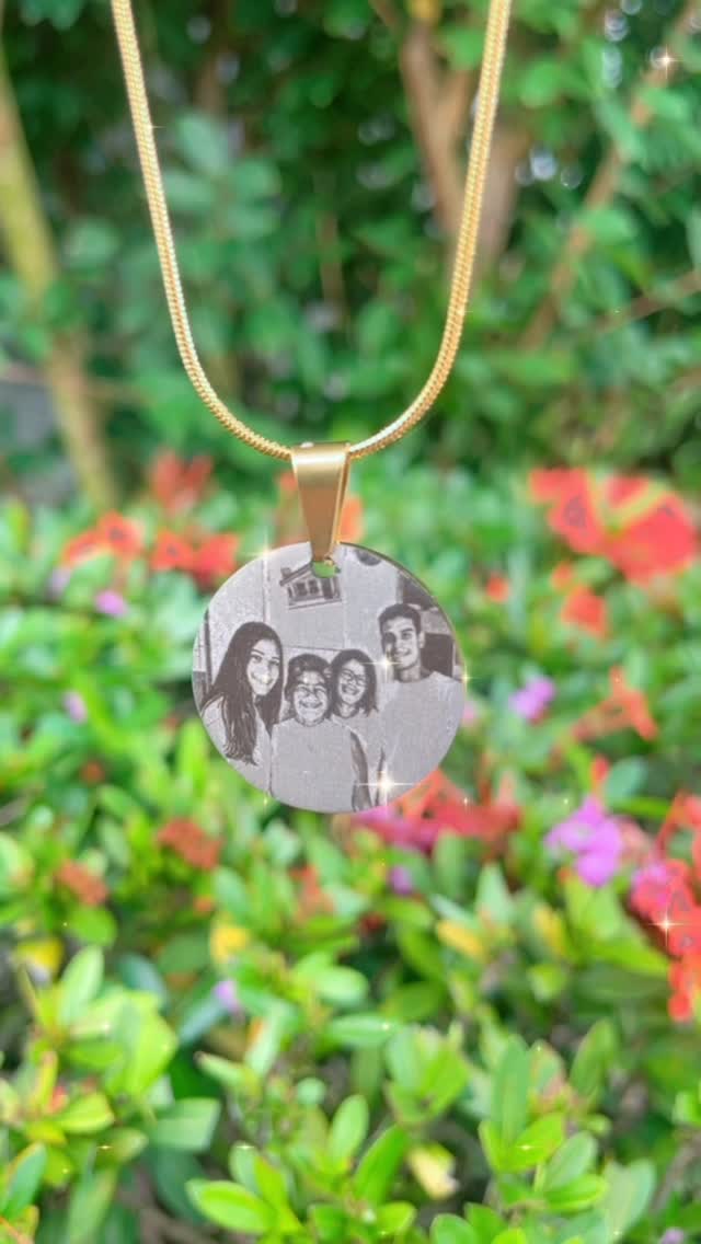 Collar con dije de fotograbado personalizado, uno de los productos de Luna Store